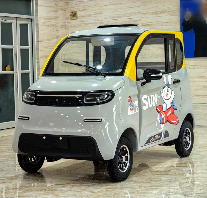 新款電動(dòng)四輪車家用小型全封閉代步車成人油電兩用新能源電轎電瓶